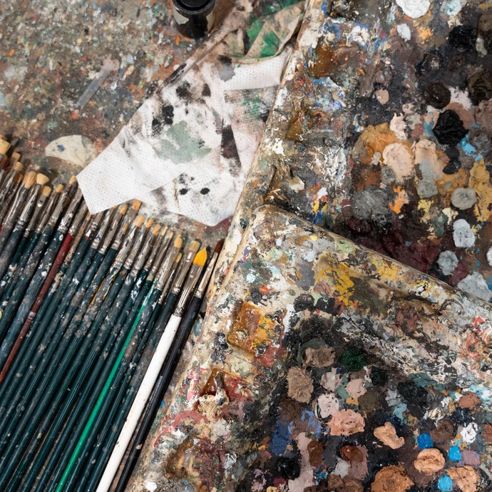 Detailaufnahme der Mischpalette und Pinsel des Malers Wolfgang Kessler (vergrößerte Bildansicht wird geöffnet)