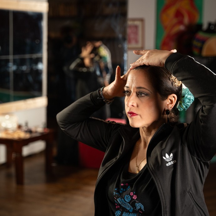 Flamencotänzerin und Tanzlehrerin Carmen López beim Anbringen eines traditionellen Haarschmucks (vergrößerte Bildansicht wird geöffnet)