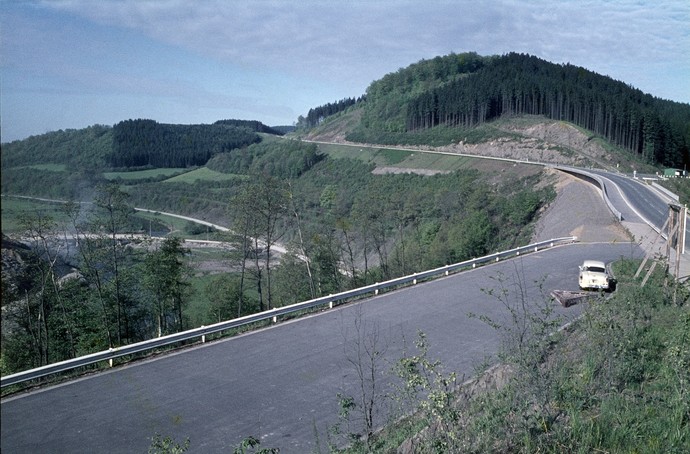 Fertiggestellter Straßendamm über den Kraghammer Sattel. Fertiggestellter Straßendamm über den Kraghammer Sattel.