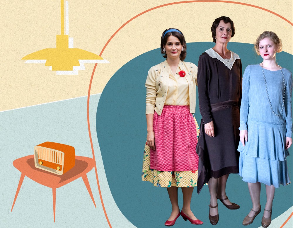 Drei Frauen in Kleidung aus den 1920er und 1950er Jahren
