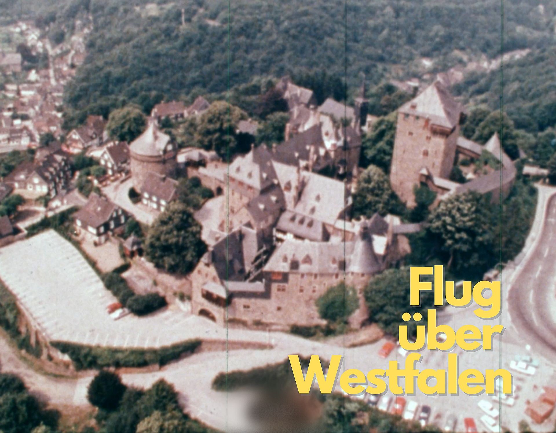 Filmaufnahmen von einer Bäuerin und einem Mädchen beim Melken.