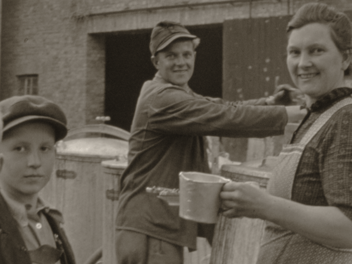 Eine Bauernfamilie beim Kartoffeldämpfen im Winter (Filmaufnahme von 1951)