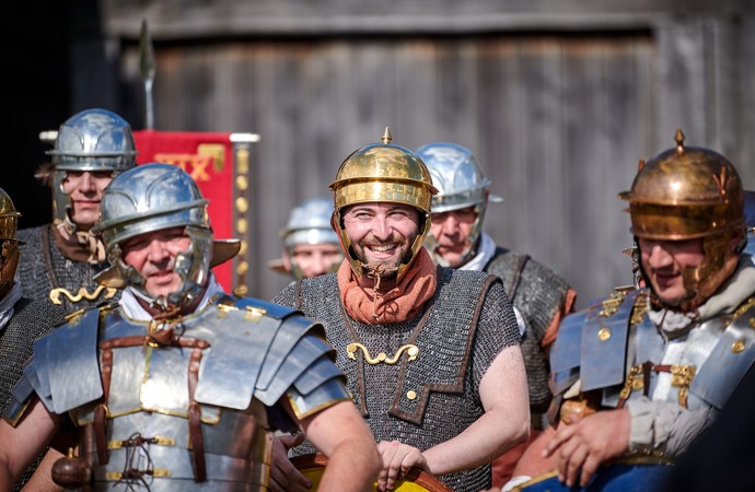 Fabian zwischen Legionären römischer Reenactment-Gruppen