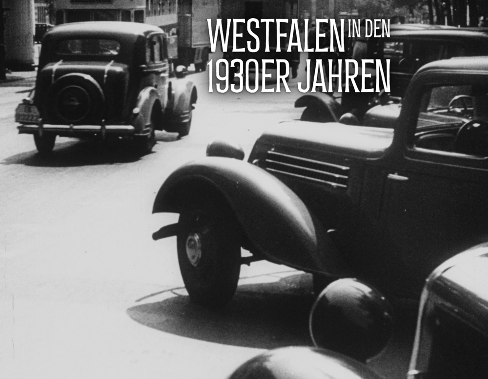 Aufnahme einer Straße aus den 1930ern mit damaligen Autos