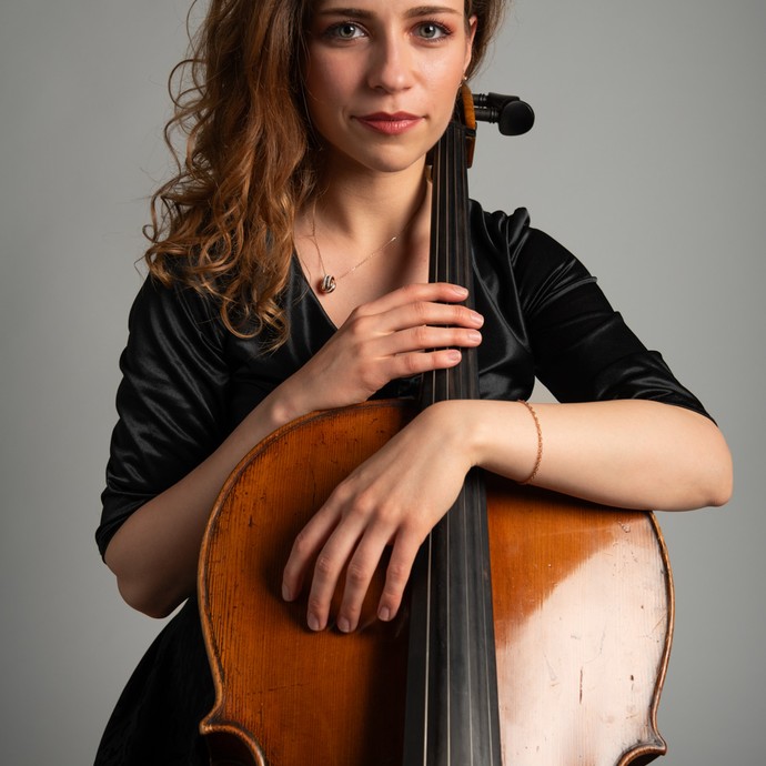 Porträt der Cellistin Emilija Mladenović vor dem Haus Rüschhaus im LWL-Medienzentrum für Westfalen in Münster (vergrößerte Bildansicht wird geöffnet)