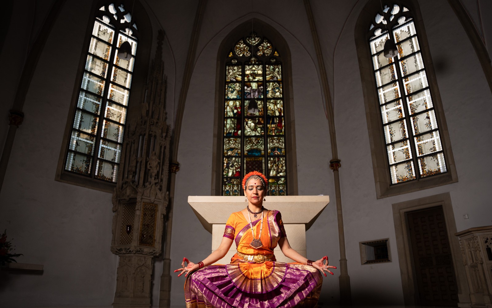 Kulkanti Barboza tanzt den Odissi, einen traditionellen indischer Tanz, während eines Gottesdienstes in der Kirchengemeinde St. Sebastian