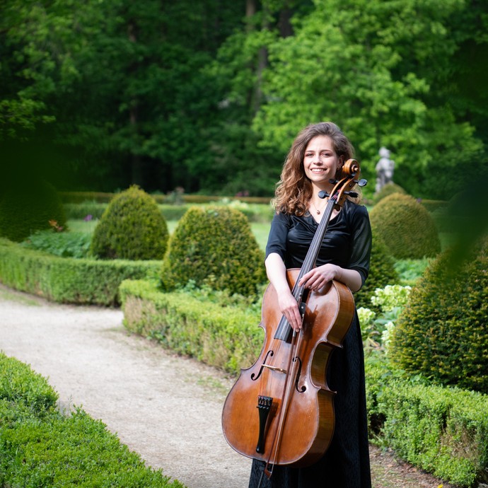Porträt der Cellistin Emilija Mladenović in der Gartenanlage des Hauses Rüschhaus (vergrößerte Bildansicht wird geöffnet)